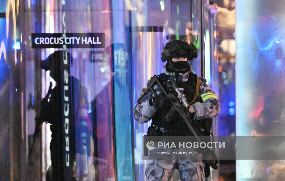 TheGreyPatriot_'s tweet photo. 🇷🇺 Moscow SOBR units during yesterday's terrorist attack in Crocus City Hall.
Thank you for your service - Работайте, братья!
Part 2 of 4
#Russia #Russian #Russians #Today #Moscow #MoscowTerroristAttack #Rosgvardia #SOBR #Military #SpecialForces #MoscowConcertHall #AK #SR2M https://t.co/BqC4m54z6x