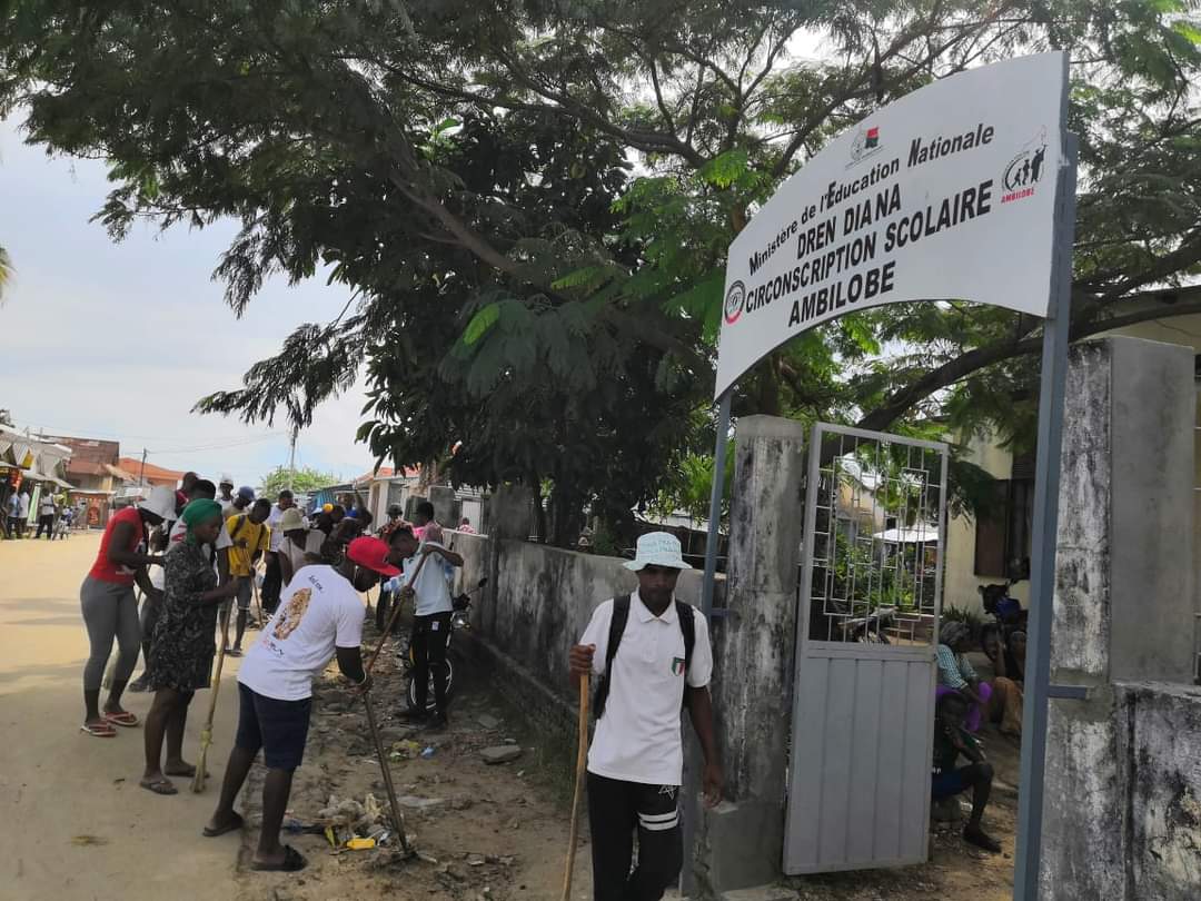 Ambilobe gives an hour for the earth. For #EarthHour, young people from the Namako ny Tant coalition cleaned up the town with citizens and other associations. They took the opportunity to raise awareness of cleanliness. #BiggestHourForEarth #HoAnNyTany #NamakoNyTany