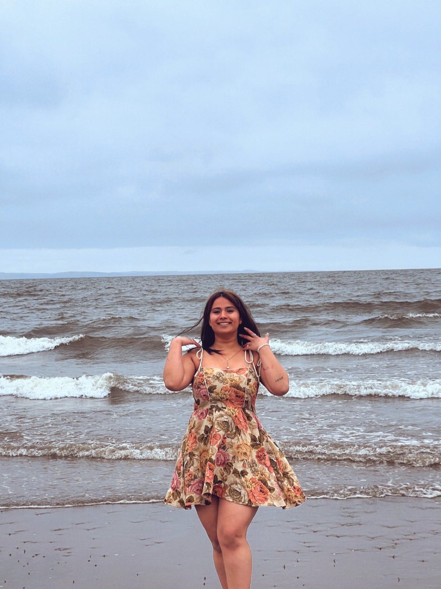 aaarjuuu_'s tweet photo. ~Sand in my toes, under skies low, 
yet in this gloomy weather, happy I glow~
Hehe https://t.co/jZM7eBENX8
