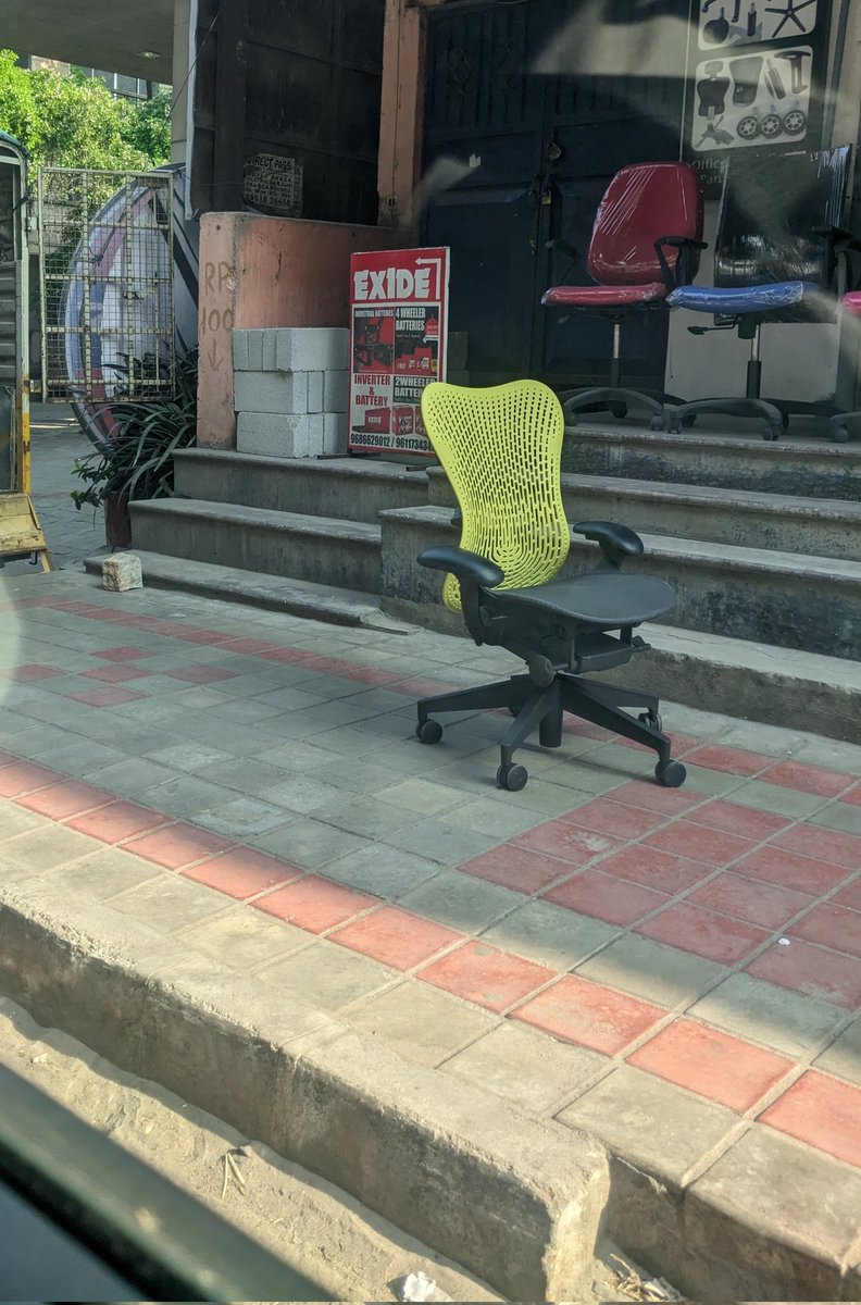 Only in @peakbengaluru will you see used Herman Miller chairs randomly dumped on pavements like this