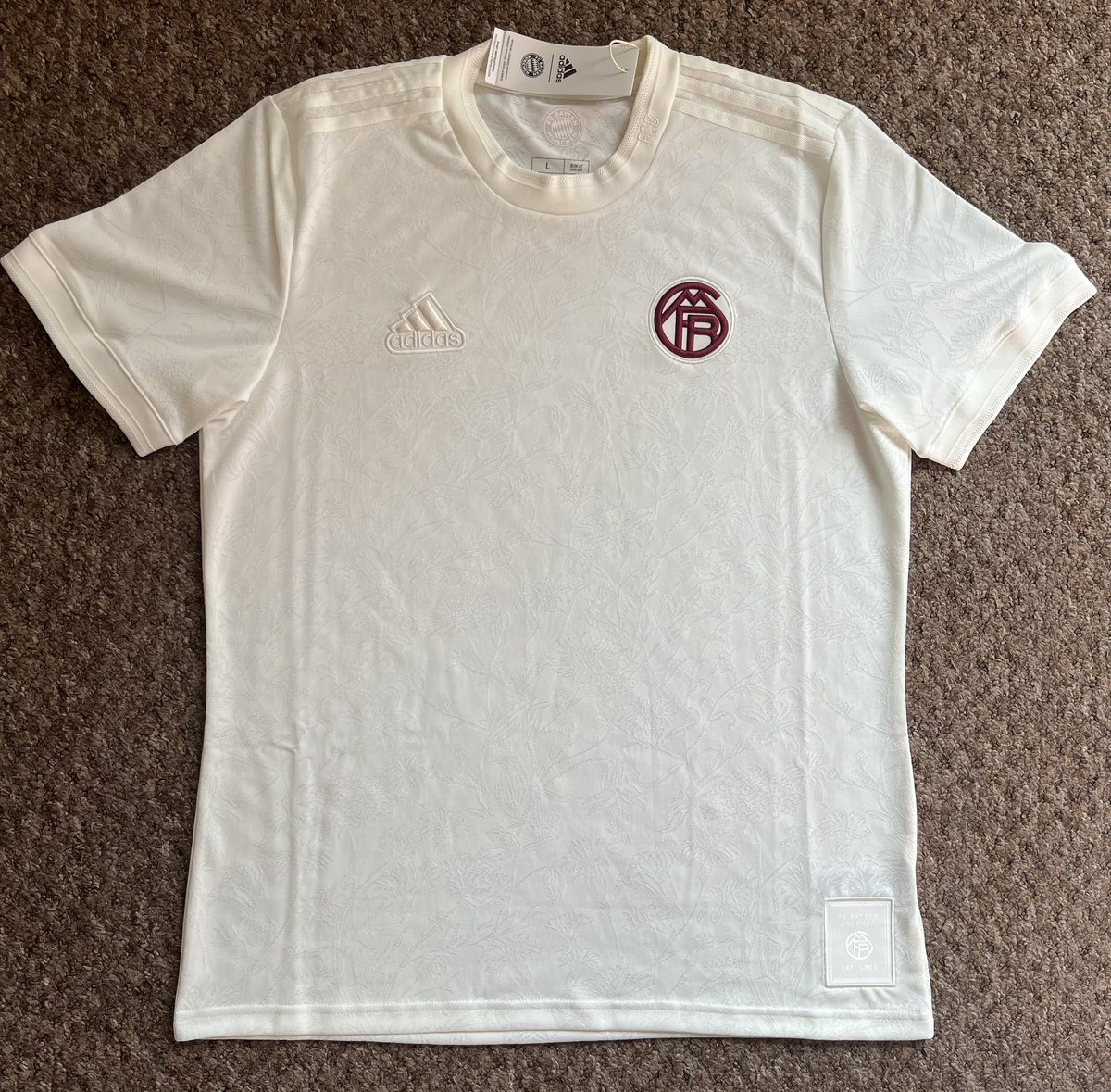 Golazo85's tweet photo. Got a spare FC Bayern Lifestyler shirt in a large if anyone missed out from kitbag, £25 plus delivery. DM for details. https://t.co/MXkCJ4NhGk