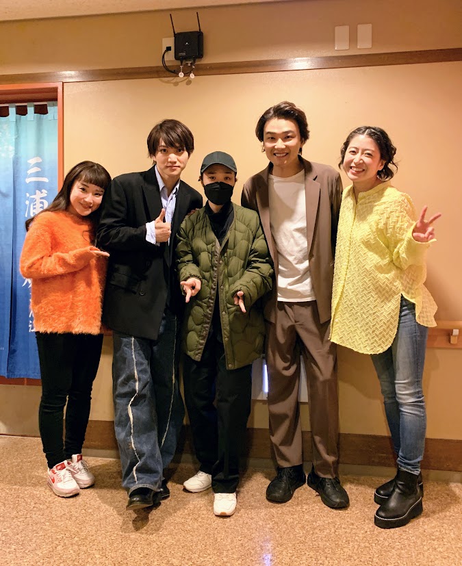 メディア/イアソン一家の家族写真

舞台上では予期せぬ結末を迎える家族も、
楽屋では仲良し一家です。

5人のキャストがノンストップで駆け抜ける、
絵画のように美しい2時間の舞台。
3月31日まで上演中です。　
setagaya-pt.jp/stage/2164/

＃井上芳雄 
＃南沢奈央
＃三浦宏規
＃水野貴以
＃加茂智里