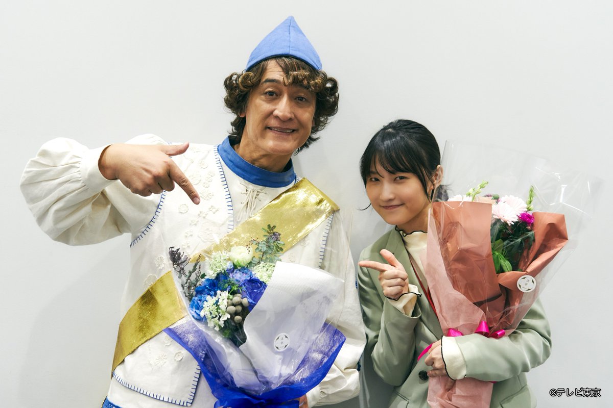 tx_oshimeshi's tweet photo. 由寿と吾輩、お二人のクランクアップ時の
お写真も💐💙

U-NEXTではまだまだ全話配信中です！
見逃してしまった方は、
ぜひここからチェックしてください👇
https://t.co/Pw8VvruDlb

#推しを召し上がれ #推し召し #テレ東 ほか
#鞘師里保 #橋本さとし #明日海りお #生駒里奈 https://t.co/TnZBRtk95i