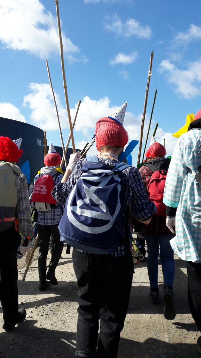 50 clowns font la fête à TotalEnergies à Donges pour ses 100 ans🎂🤡

Ce midi, 50 rebelles d'@XRNantes se sont introduits dans la 2e plus grande raffinerie de France!
Sur place, pique-nique & jeux 🥳
Une fête… mais au goût amer
Thread à dérouler👇🏼
#LaFeteATotal #100ansdetrop