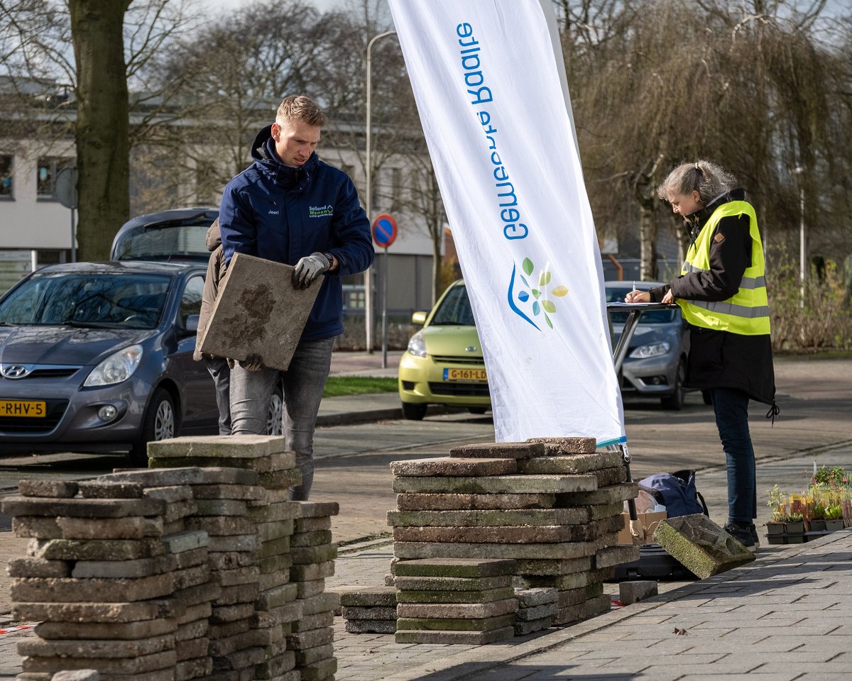 𝐇𝐞𝐭 𝐍𝐊 𝐭𝐞𝐠𝐞𝐥𝐰𝐢𝐩𝐩𝐞𝐧 𝟐𝟎𝟐𝟒 𝐢𝐬 𝐠𝐞𝐬𝐭𝐚𝐫𝐭! 🇳🇱 Vandaag rijdt de Ont-Tegel Tour door alle dorpen in onze gemeente en kun je tegels omruilen voor een gratis plantje! 🌱 Vanochtend werden er in Raalte al volop tegels ingeleverd!👉 raalte.nl/gemeente-raalt…