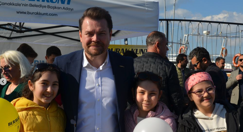 Burak Ağabeyleri evlatlarımızın her zaman yanında!
#SiyasetDeğilYenilikZamanı