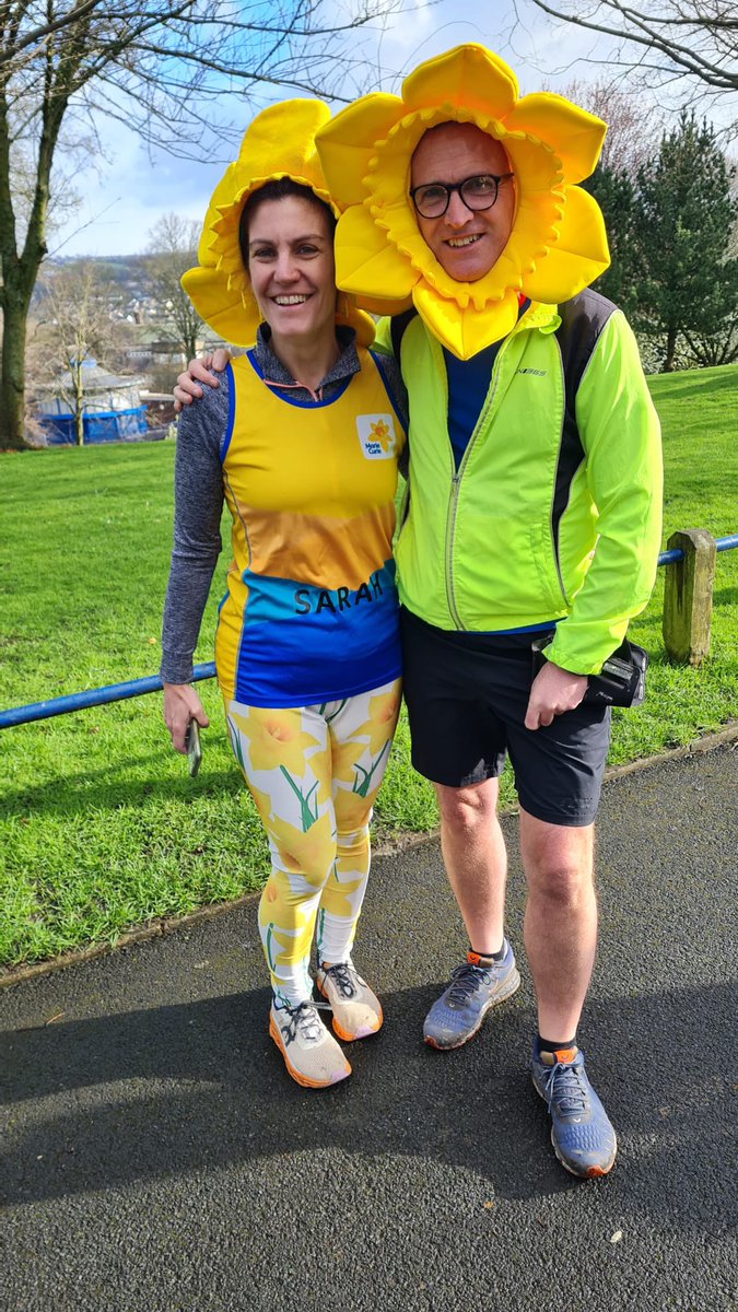 Challenge #38 To take part in the @mariecurieuk takeover of @Listerparkrun - full daffodil regalia required😉 And managed a PB for the 5k. Thanks @NigelWhelan101 for joining in too justgiving.com/fundraising/sa…