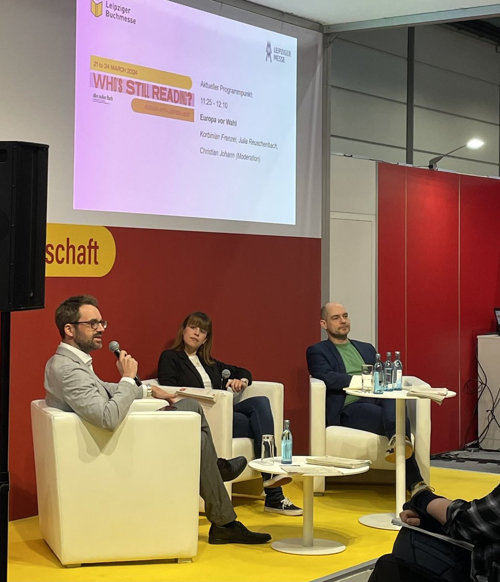 Jetzt auf der #Buchmesse: Diskussion zur #Europawahl (und aktuellen APuZ #Europa) mit @j_reuschenbach und @k_frenzel – am Montag zum Nachhören im APuZ-Podcast! 🎧