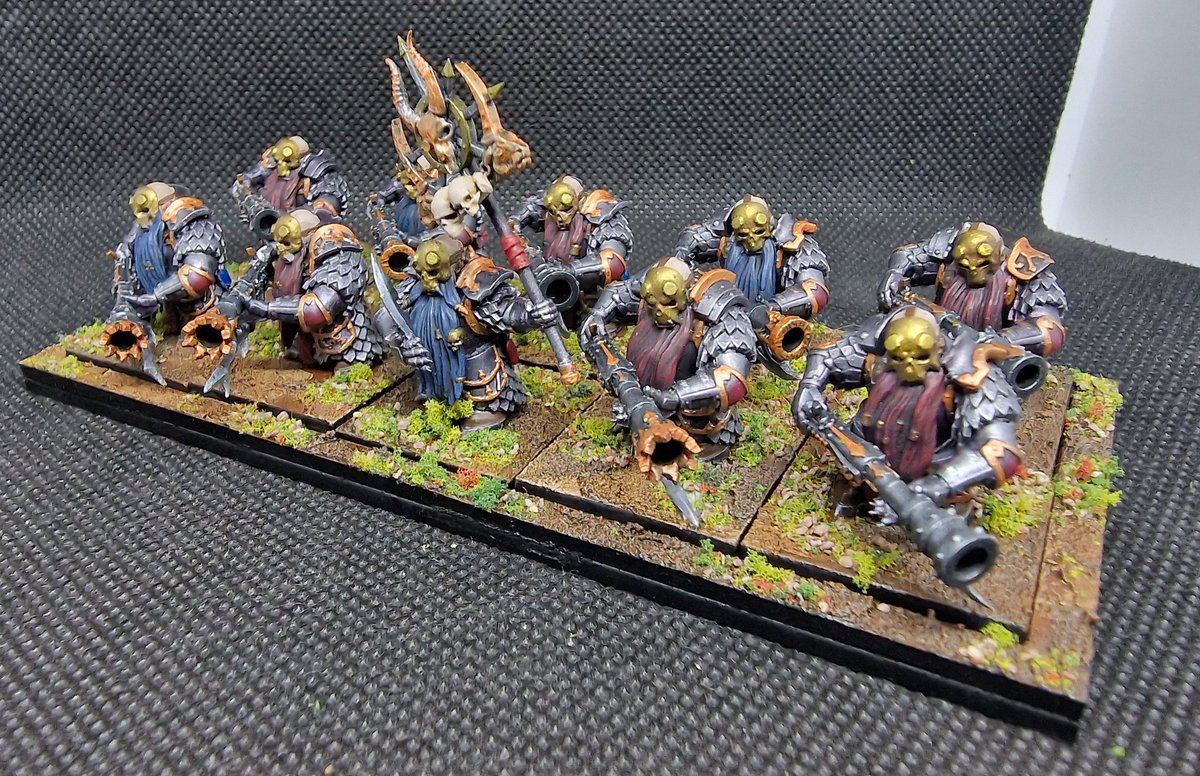 quina2525's tweet photo. Got a unit of infernal guard with fireglaives painted up! Enjoying these a lot! 

#warhammertheoldworld #warhammerfantasy #theoldworld #chaosdwarfs #chorfs https://t.co/IUe0qgfgLL