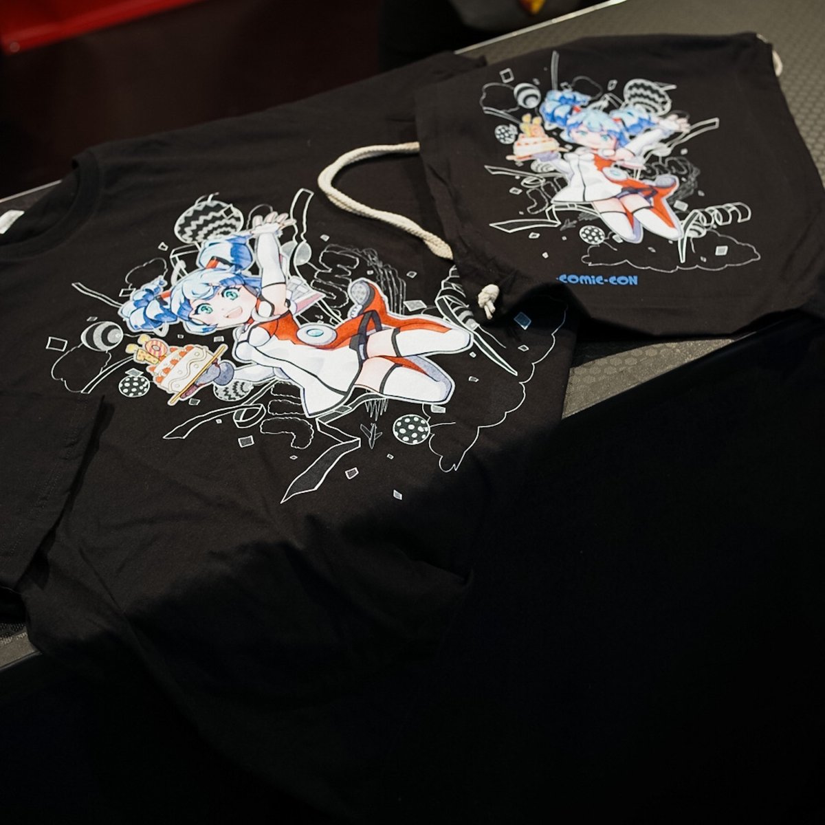 Manga-Comic-Con (@mangacomiccon) on Twitter photo Dieses Jahr könnt ihr zum ersten Mal direkt auf der Messe unsere Manga-Comic-Con Merch kaufen. Shirts, Tassen, Trinkflaschen....
In Halle 1 an Stand 201 findet ihr den Stand, an dem wir schöne Sachen mit unserer Jubiläums-Macoco anbieten.
<a href="/yvolve_de/">yvolve.shop</a> Dieses Jahr könnt ihr zum ersten Mal direkt auf der Messe unsere Manga-Comic-Con Merch kaufen. Shirts, Tassen, Trinkflaschen....
In Halle 1 an Stand 201 findet ihr den Stand, an dem wir schöne Sachen mit unserer Jubiläums-Macoco anbieten.
<a href="/yvolve_de/">yvolve.shop</a>