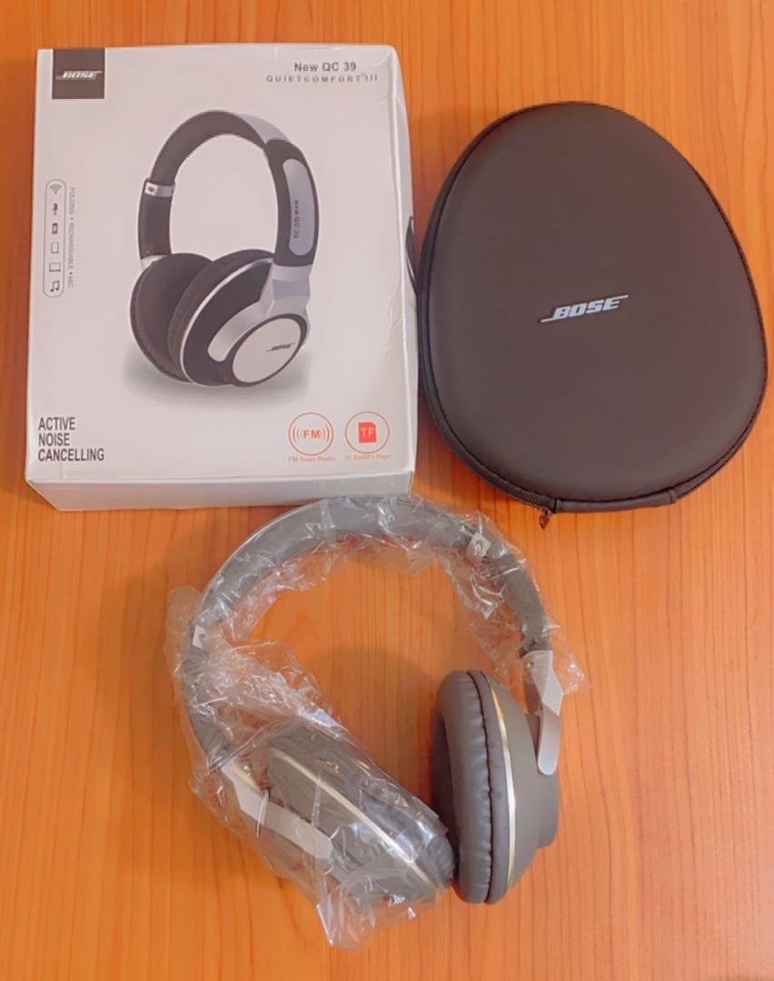 V_GROUP_BJ's tweet photo. Simplifiez vos déplacements avec le design pliable de nos casques P35 & BOSE. Pratiques et faciles à
transporter! 🚶
💵 12 000 FCFA
☎️ 97508426
🛵 Livraison disponible
♂️ #DesignPliable #TransportFacile https://t.co/OWlZu5SPE4