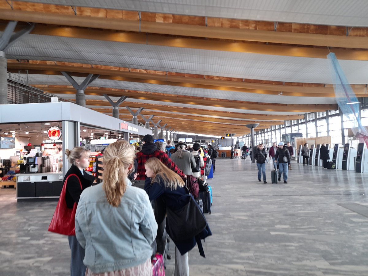 LydiaVPalumbo1's tweet photo. Another magic trick of @Finnair  in Oslo... one flight, an infinite line. https://t.co/9jQ0sBSYgp