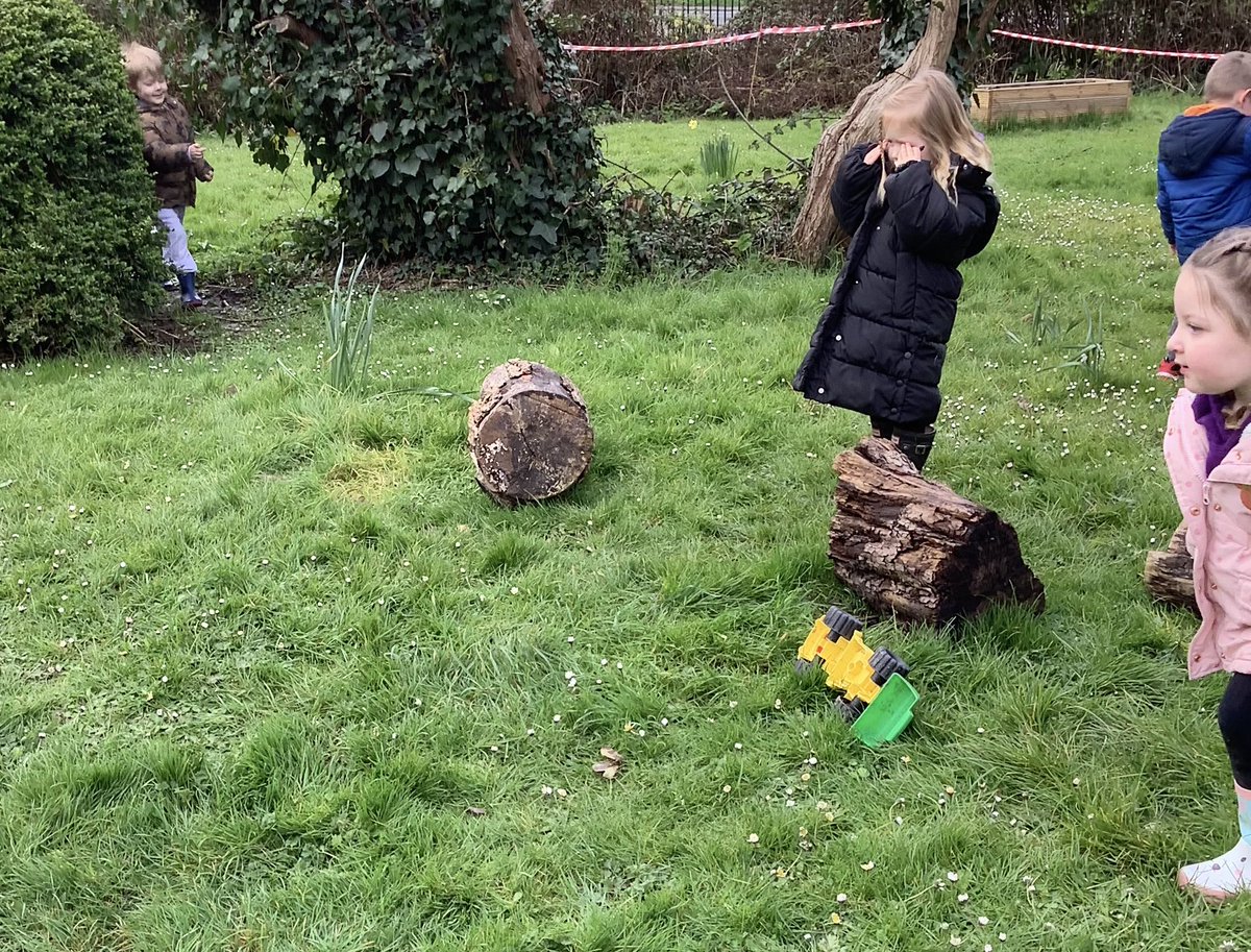 A busy week with hands on learning and investigation around Spring. We drew flowers, explored outside with our magnifying glasses and learnt new vocabulary along the way….daffodil, stem, growing 🔎🌼🐝 Plus a game of hide of seek! 🫣 @_TPLT_ @TheHuntspills @EmmaB_Principal