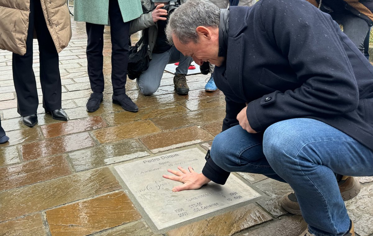 ✋ There's a brand new tile on the #WalkOfSpace on the Queen Wilhelmina Boulevard in Noordwijk featuring Spanish ESA astronaut Pedro Duque's handprint. 🚀 @astro_duque made two spaceflights: in 1998 he was a mission specialist on STS-95 Space Shuttle Discovery and in 2003 he…