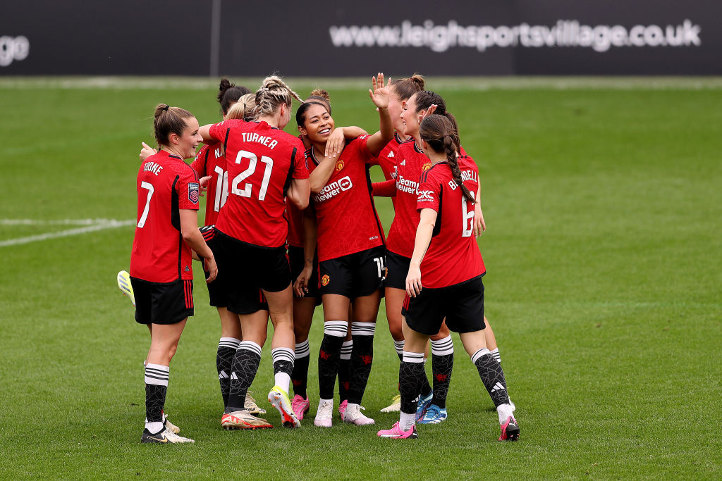 🚨 𝐃𝐄𝐑𝐁𝐘 𝐃𝐀𝐘! We bring you a huge game in the #WSL title race! 💪 ⚽️ @ManCityWomen v @ManUtdWomen 🎙️ @CamPopeSport & @lucyjward_ Can City go clear at the top of the #WSL table? 🤔 🎤 @chrisdotlatchem is your host 📻 Listen 👉 talkSPORT.com/Live2