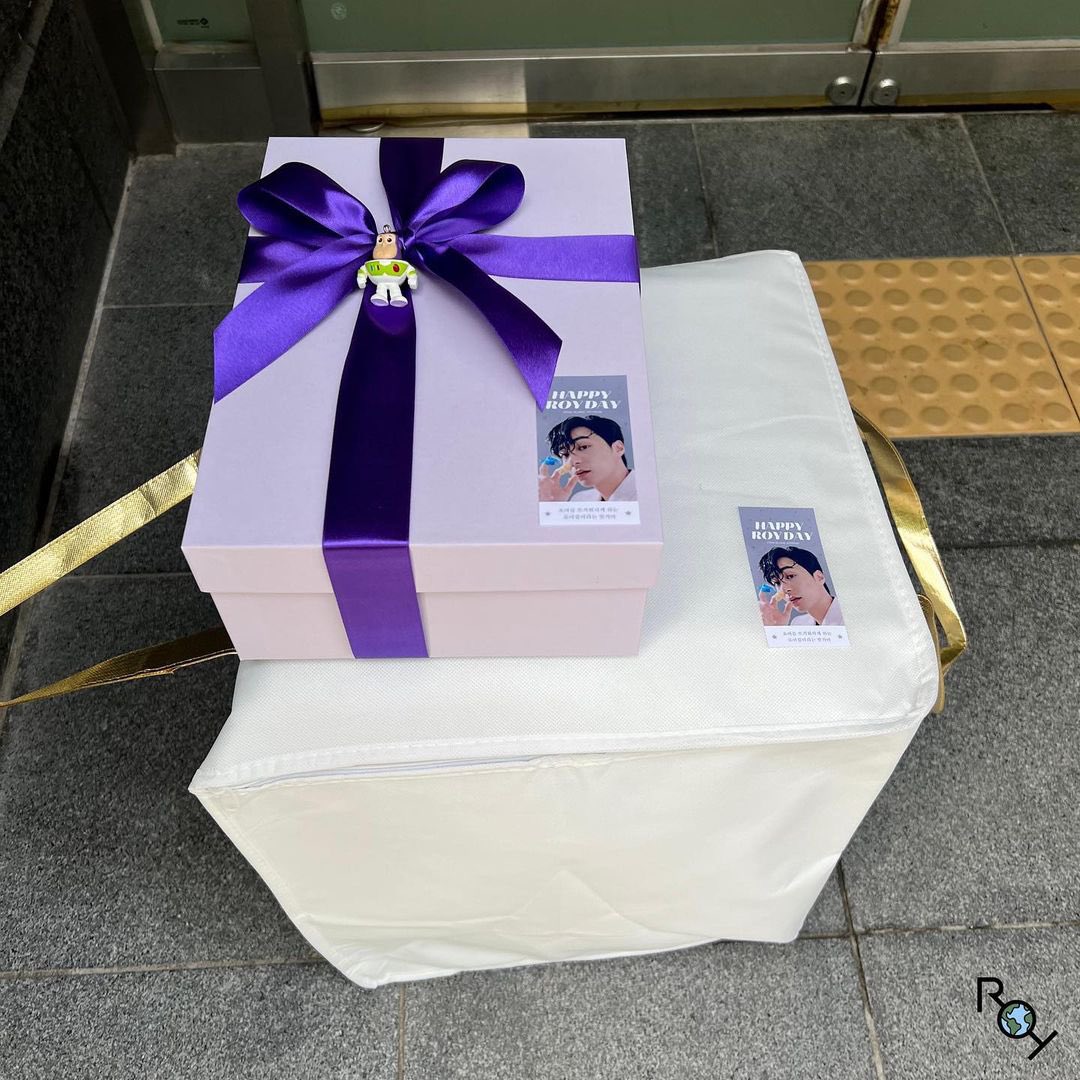 roykim_global's tweet photo. 2023.07.03
Happy Roy Day

🎂초여름 뜨거워지게 하는 로이킴이라는 핫가이🎂

Wherever you go, 
we wanna go with you. 
Cause that makes us happy.

#ROYKIM #로이킴 #roykimglobal https://t.co/PF8jQyFVpR