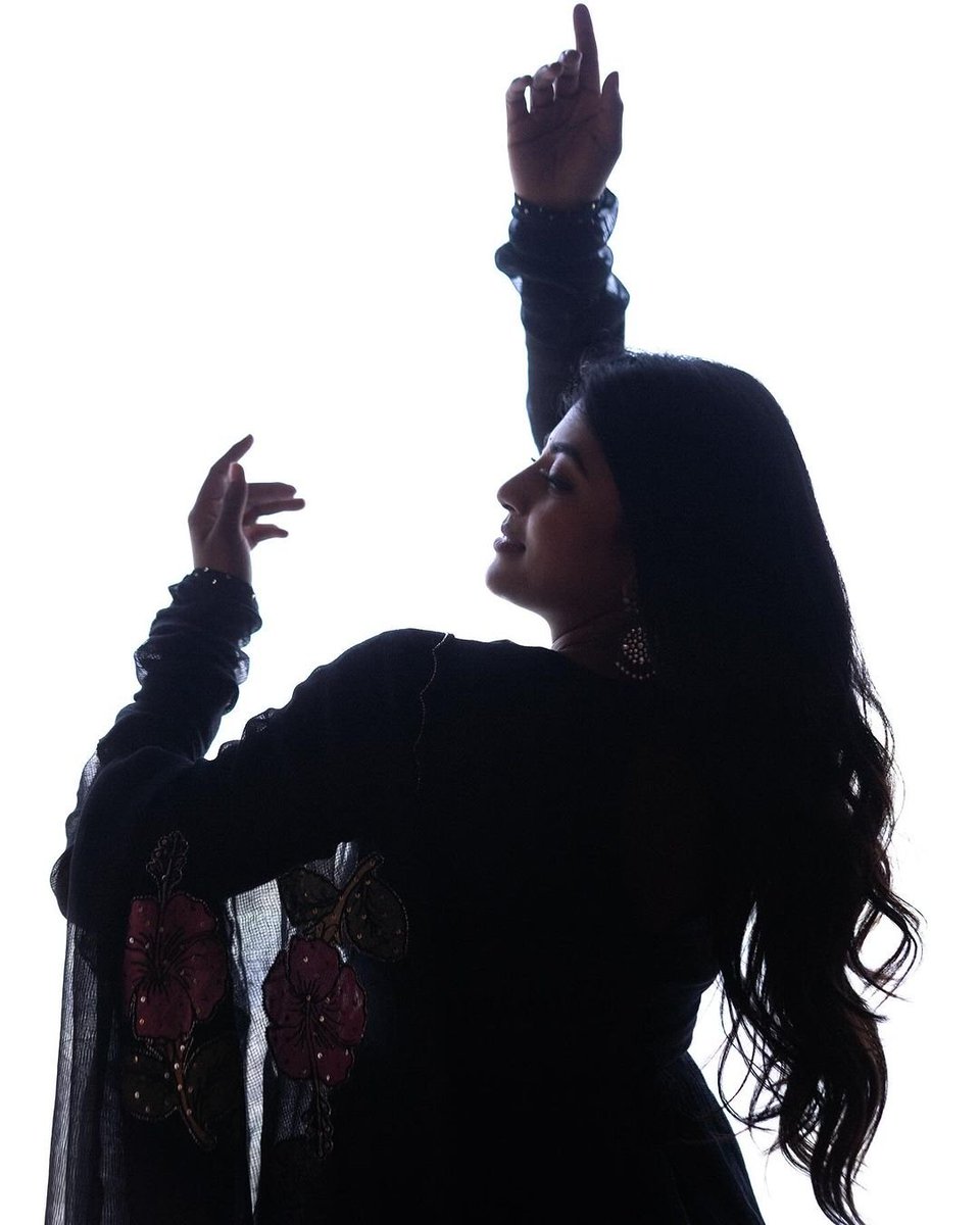 anandhikayaloff's tweet image. 🖤✨

#anandhi #kayalanandhi