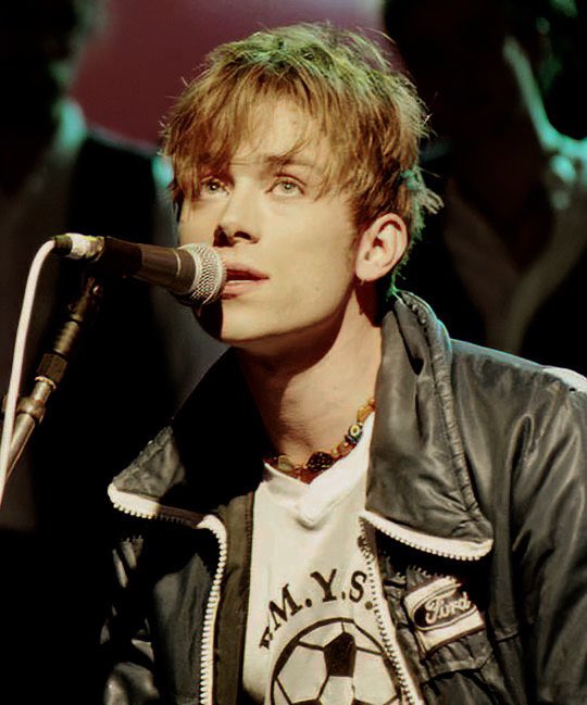 blurofficial's tweet photo. Happy birthday @Damonalbarn https://t.co/oVELqRqnS0