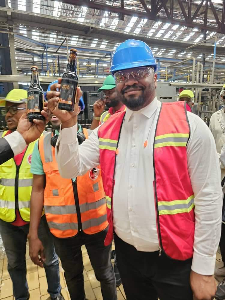 RadarInfos's tweet photo. #RDC🇨🇩: Le célèbre chantre de Dieu rd-congolais @moisembiye01 en visite à l’usine #BRACONGO pour le lancement de sa bouteille #Malta_Café by Moise Mbiye.
En effet en ce jour, une bouteille de Malta = un ticket pour le concert de 19/05 /2024 au stade des Martyrs. https://t.co/LNZJ4894sl