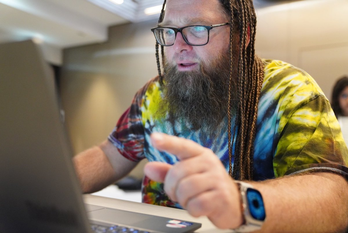 steveonjava's tweet image. Successful deployment of self booting USB sticks to run the SonicPi workshop at @CloudNativeFdn Kids Day. Thanks to the whole ii.coop team that made this happen! @KubeCon_