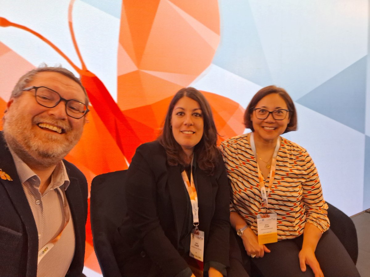 So happy to be in Prague today for a fantastic session on lung cancer screening and prevention #ELCC24 @myESMO @IASLC . Very proud to be on stage with giants in this field, my colleagues @LauraMezquitaMD and @LeciaSequist . #TeamHCL @CHUdeLyon