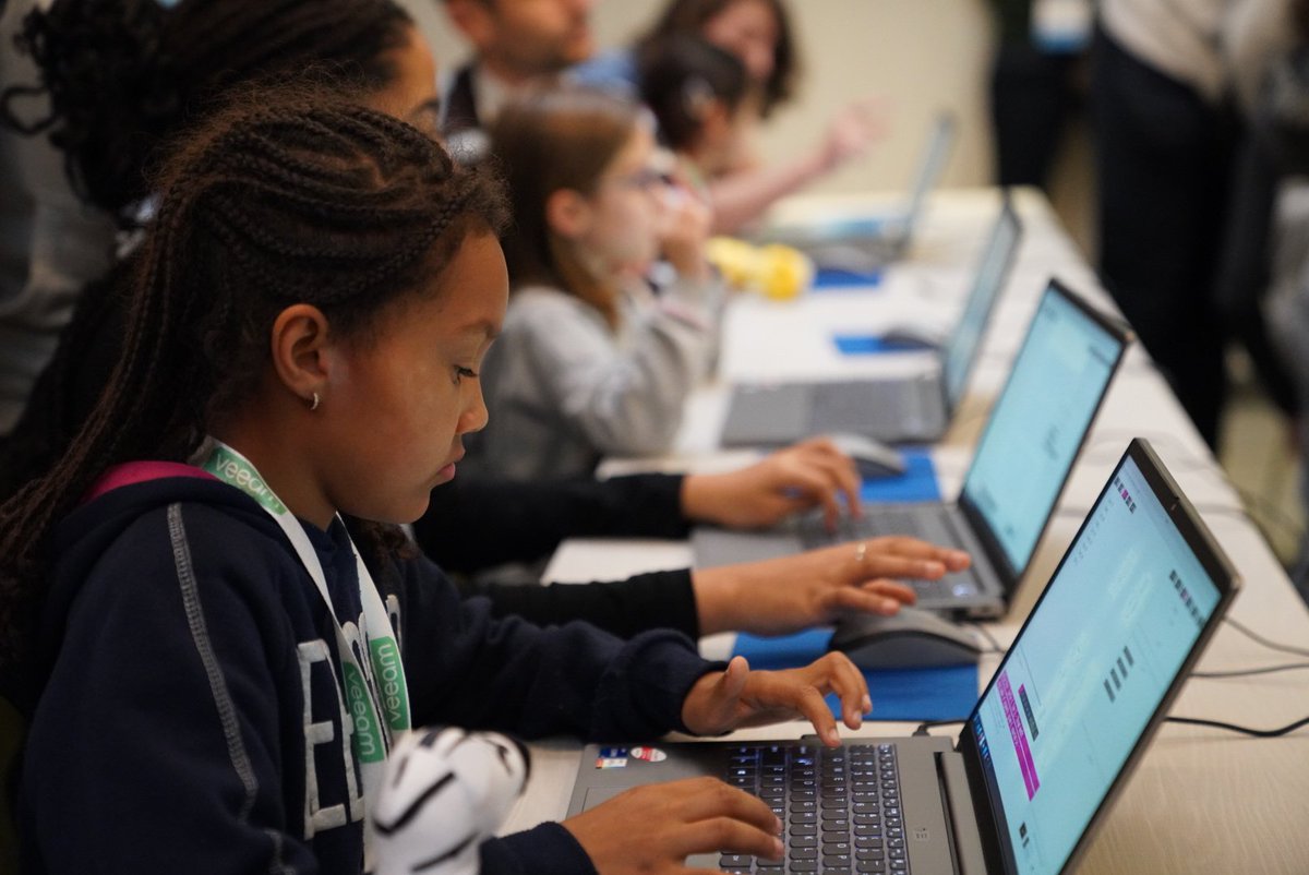 Successful deployment of self booting USB sticks to run the SonicPi workshop at <a href="/CloudNativeFdn/">CNCF</a> Kids Day. Thanks to the whole ii.coop team that made this happen! <a href="/KubeCon_/">Kubecon_</a>