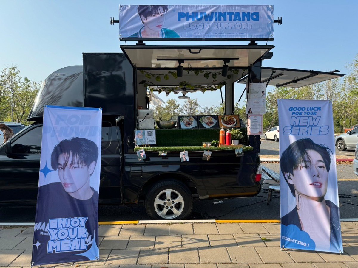 servedbywinnie2's tweet photo. 🚚 Sixth Food Truck 🚚

วันนี้ #วินนี่พร้อมเสิร์ฟ นำ Food Truck สเต็กหมู ไก่ เนื้อ 🥩 มาส่งความอร่อยให้ @phuwintang และกอง #SummerNightTheSeries สำหรับการถ่ายทำคิวเปิดกล้อง ทานให้อร่อยนะคะ

Served by @callmeniii12 @Grace_chenting @Kilin04578509 and Sandy珊爾 🫰🏻

#phuwintang https://t.co/QjPCVTV6pp