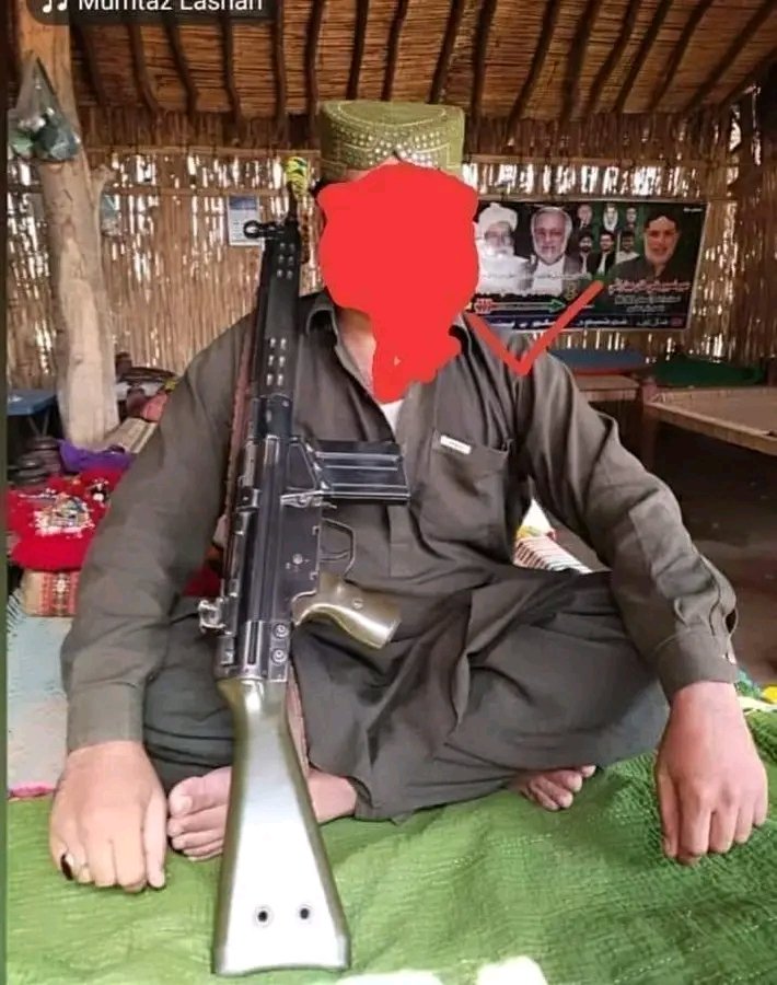 هن ڌاڙيل جي پويان ڪنهن جو فوٽو آهي؟
<a href="/MuradAliShahPPP/">Murad Ali Shah</a>