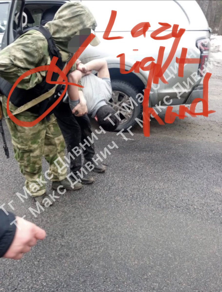 Nothing says “real detaining of a dangerous terrorist that killed more than 100 people” in #moscowattack in Crocus City Hall like doing it with one hand with  another one in your pocket (!) 

P.s. also, just check out the uniform and shoes , they are so sad
