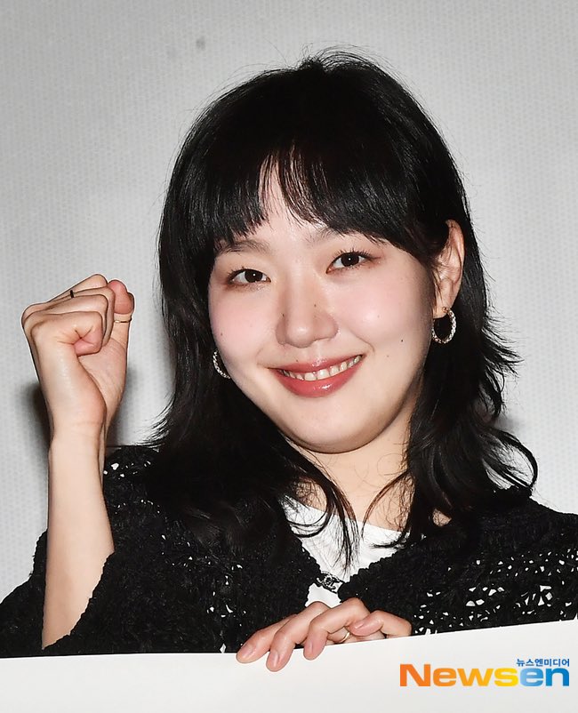 kimgoeunphofc's tweet photo. [230324] SHE BANGS! 😍

Kim Goeun today at the EXHUMA stage greetings in Lotte Cinema Konkuk University 

#KimGoeun #김고은 #곤log
#Exhuma #파묘 https://t.co/8mEGD5QcaS