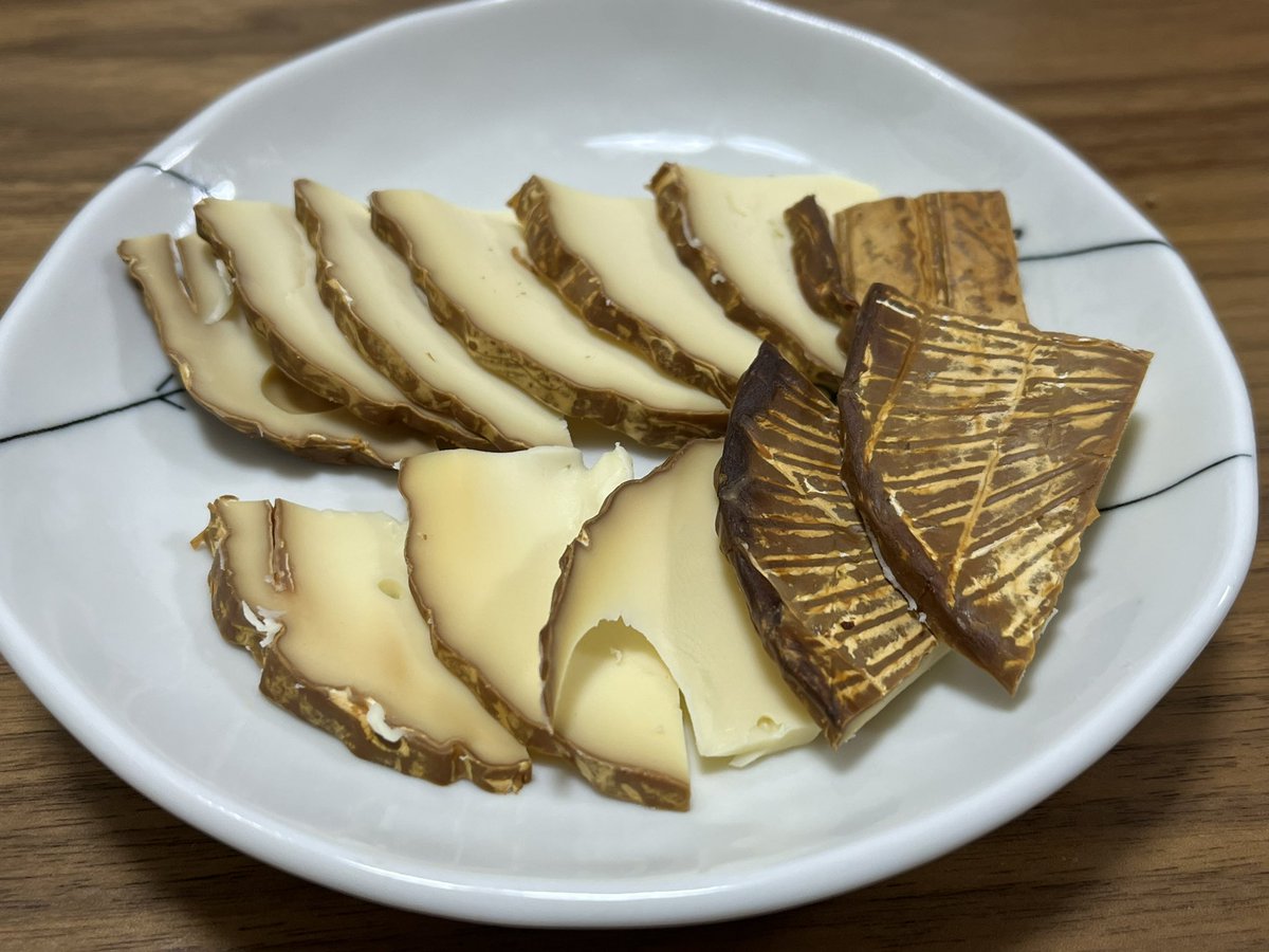 SpelunkerMaster's tweet photo. 骨のあるチーズ DeepSmoke カマンベール
小松の接骨院の店主が作る燻製チーズ🧀
https://t.co/aKQOpxHJHA
#おうちごはん
#骨のあるチーズ
#DeepSmoke
#居酒屋新幹線
#小松 https://t.co/9QRhCkqA8W