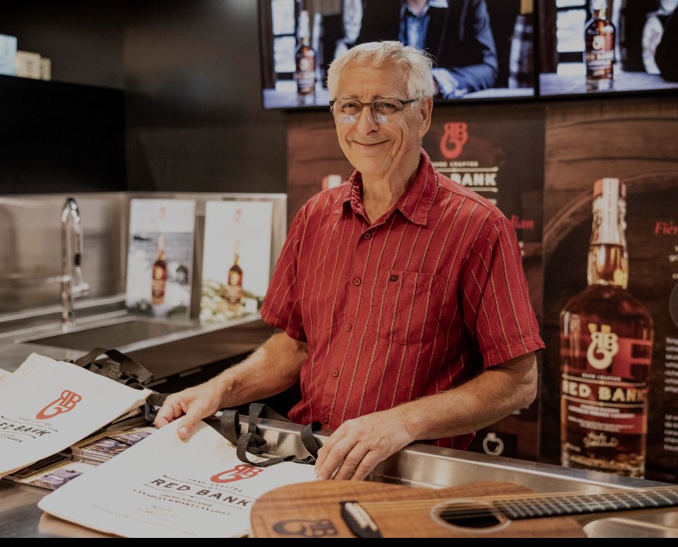 AWARD-WINNING MASTER BLENDER
Michel Marcil
Red Bank is master crafted from Canadian wheat and perfectly balanced for extra smoothness and complex notes.
Sip it neat, on the rocks, or with a splash of water to fully savour its flavour. Canadian Born Proudly Canadian 🇨🇦