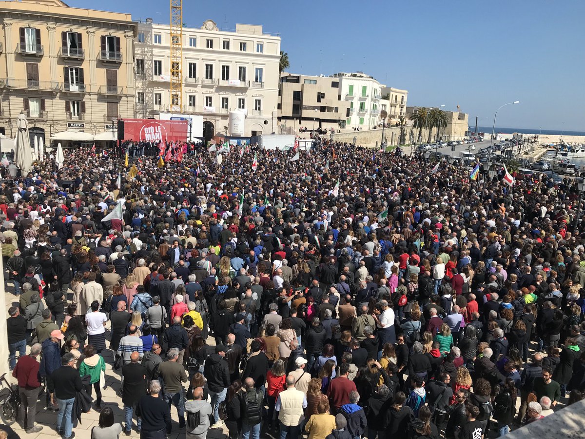 Questa è Bari, Bari per #Decaro

Un meraviglioso vaffanculo a te #Piantedosi e a tutti gli 'intrallazzi' di questo #GovernoDellaVergogna al quale mi aggiungo rispettosamente

#23Marzo