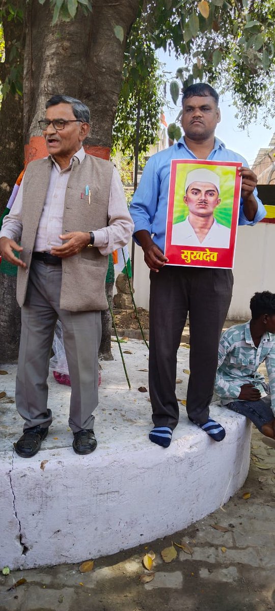 anildubey64's tweet photo. भगत सिंह, सुखदेव, राजगुरु की शहादत को इलाहाबाद के जसरा-गौहानिया बाजार में सैकड़ो युवाओं ने जुलूस निकाल कर याद किया और उन्हें श्रद्धांजलि अर्पित कर बेरोजगारी, सरकारी नौकरियों में भर्ती, मनरेगा मजदूरी बढ़ाने जैसे सवालों की मांग की। https://t.co/U3lJjQOZWr