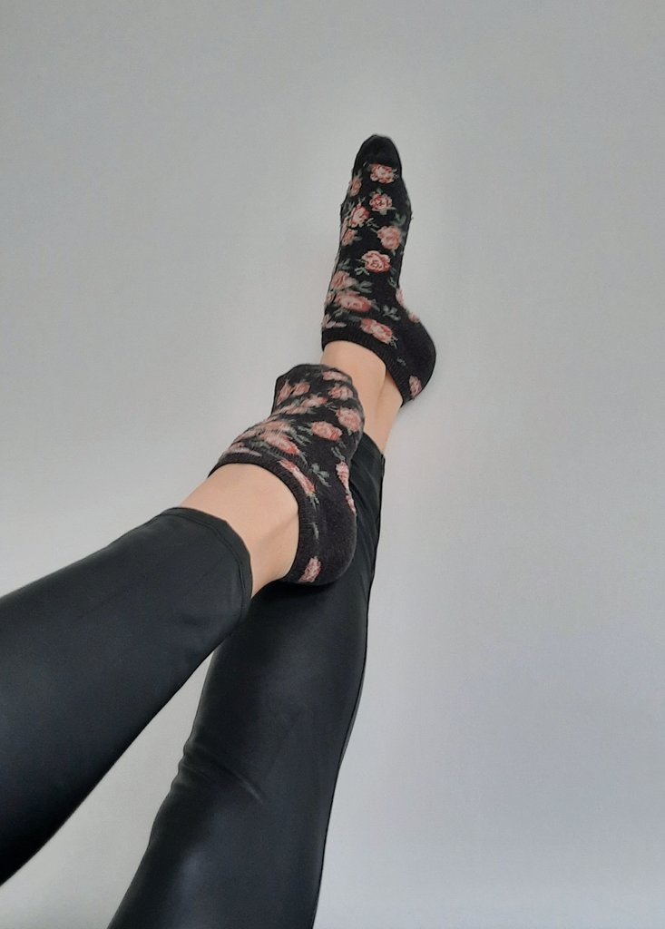 Die Füße unter denen du dienst. 
Die Füße, die du anhimmelst.
Die Füße, die dir deinen Platz am Boden zeigen.
... die dich teasen und für Demut sorgen. 
Du gehörst mir. Jetzt und für immer.