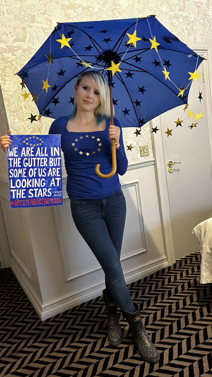 My Dad helping me attach stars to my umbrella this morning… 😍💙☂️🌟🥲 #RejoinEU @MarchForRejoin #DayForRejoin 🇬🇧🩵🇪🇺
