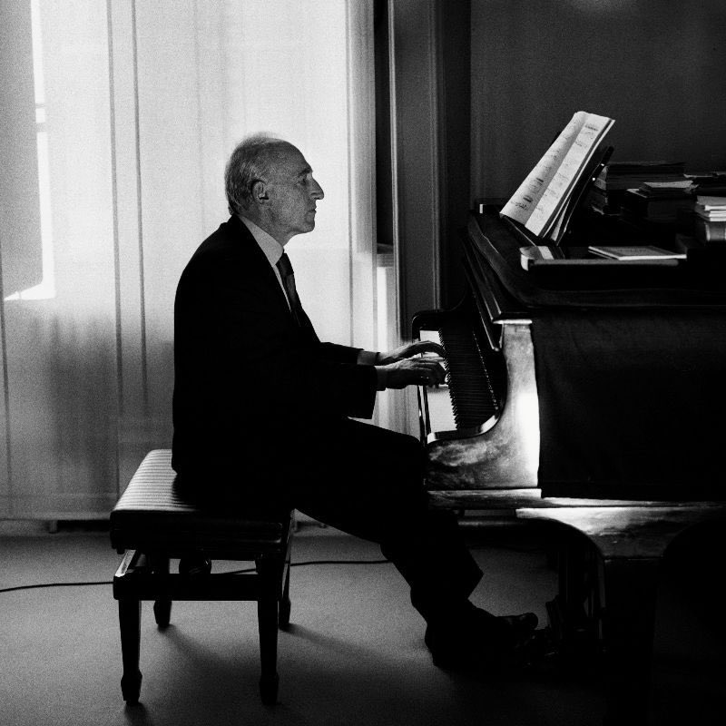 Con profonda tristezza diciamo addio a uno dei più grandi pianisti del nostro tempo, Maurizio Pollini. La sua arte straordinaria ha lasciato un’impronta indelebile nel mondo della musica, ispirando generazioni di appassionati e artisti.