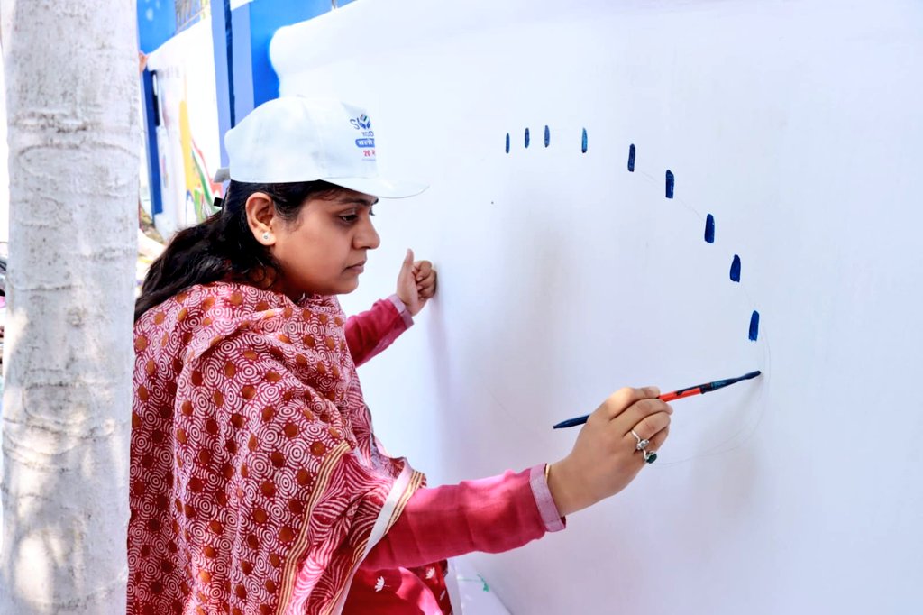 Sveepkoderma's tweet image. समाहरणालय प्रांगण में आयोजित &quot;होली का रंग, मतदान संकल्प के संग&quot; वॉल पेंटिंग प्रतियोगिता में सभी प्रतिभागियों के उत्साहवर्धन करने हेतु जिला निर्वाचन पदाधिकारी सह @dckoderma ने भी वॉल पेंटिंग कर लोकसभा चुनाव 2024 में मतदान करने का संदेश दिया।
#ChaloChalenBooth #20May @ceojharkhand