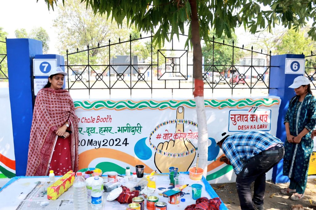 Sveepkoderma's tweet image. समाहरणालय प्रांगण में आयोजित &quot;होली का रंग, मतदान संकल्प के संग&quot; वॉल पेंटिंग प्रतियोगिता में सभी प्रतिभागियों के उत्साहवर्धन करने हेतु जिला निर्वाचन पदाधिकारी सह @dckoderma ने भी वॉल पेंटिंग कर लोकसभा चुनाव 2024 में मतदान करने का संदेश दिया।
#ChaloChalenBooth #20May @ceojharkhand