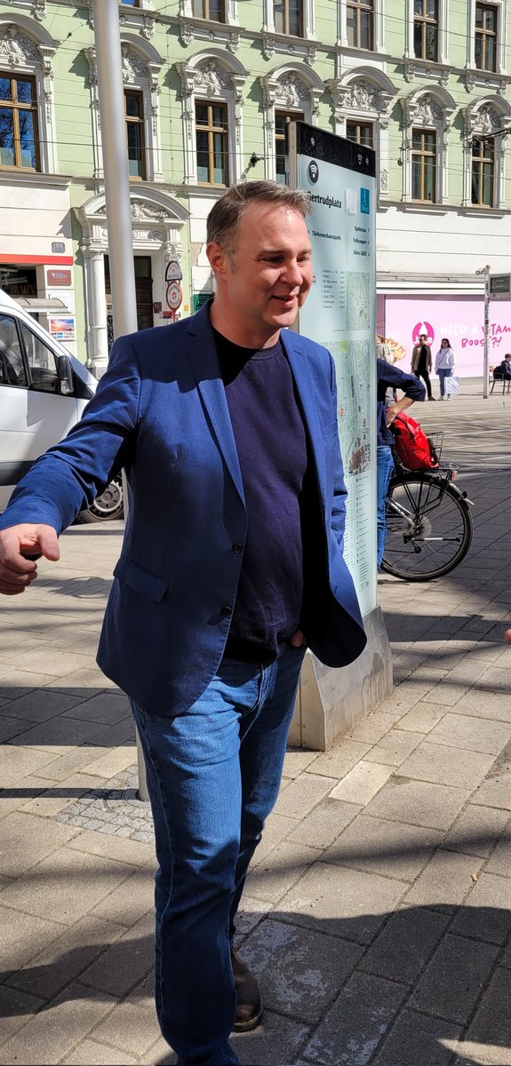Was für ein cooler Typ, der <a href="/AndiBabler/">Andi Babler</a>. Heute vor 1 Jahr gab er seine Kandidatur bekannt für den Parteivorsitz. Ich und Tausende andere traten wegen ihm auf der Stelle der <a href="/SPOE_at/">SPÖ</a> bei. Weil er für eine neue Art der Politik steht. Und weil er Feminist  ist.
#BKBabler24
