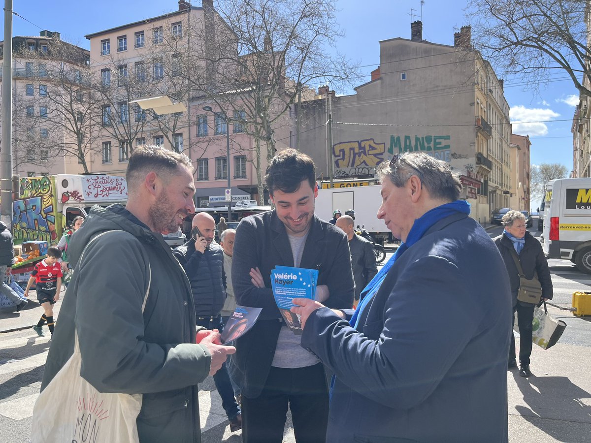 lterrenes's tweet photo. Parce que Lyon, c’est l’Europe ! 🦁

Il nous faut des députés européens d’action, engagés pour renforcer l’Europe, accélérer le défi climatique et protéger notre économie. 

Sur le marché de la Croix-Rousse avec les militants @renaissance69, pour soutenir @ValerieHayer 🇪🇺 https://t.co/NaPpFWXa9P