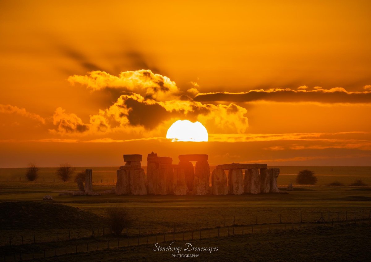 Sunset at Stonehenge last night captured by Stonehenge DroneScapes on FB 🙏 🏆
#spring #march #sunset #stonehenge #goldensunset #sunsets #goldenhour