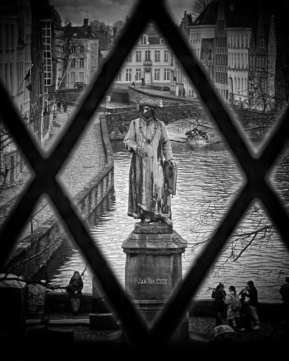 Jan van Eyck in the picture today!🧑‍🎨 Have you already been to the Groeningemuseum to admire his masterpiece 'the Madonna with Canon Joris Van der Paele'? 🖼️ 📸: instagram.com/ralph_vionto/