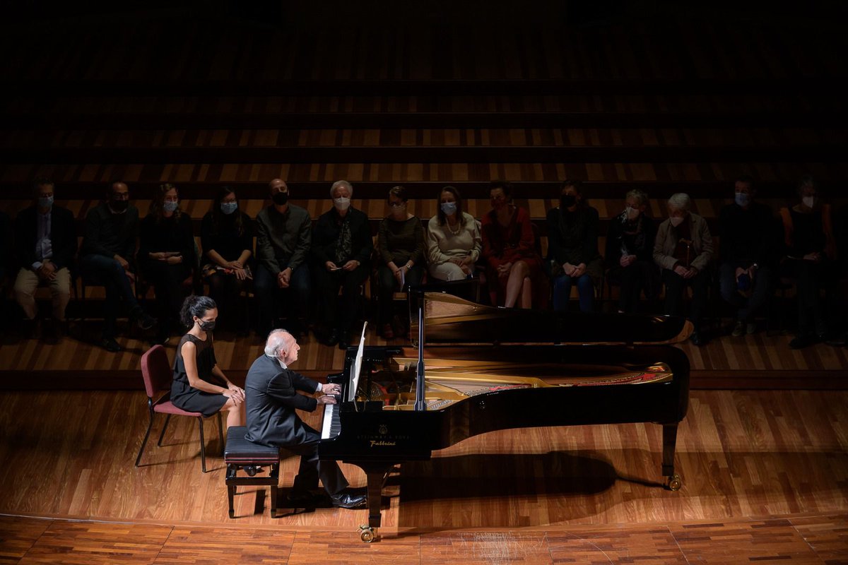 Mireia Capdevila (@mireia_capcan) on Twitter photo Se'n va un dels grandíssims.
Vaig compartir escenari amb ell en el seu últim concert a Barcelona. Inoblidable.
<a href="/ibercamera/">Ibercamera</a> <a href="/palaumusicacat/">Palau de la Música Catalana</a> Se'n va un dels grandíssims.
Vaig compartir escenari amb ell en el seu últim concert a Barcelona. Inoblidable.
<a href="/ibercamera/">Ibercamera</a> <a href="/palaumusicacat/">Palau de la Música Catalana</a>