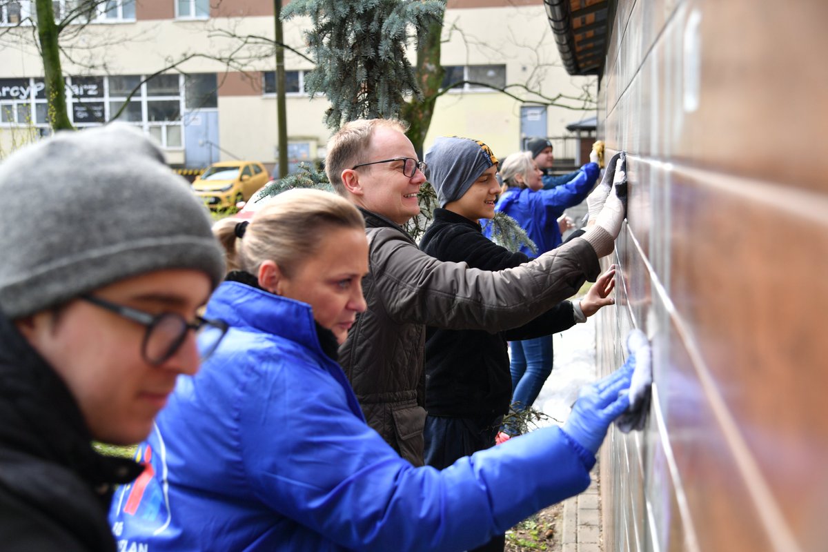 Nie róbmy polityki, a zmieniajmy nasze sąsiedztwo! Ekipa <a href="/razemdla_bielan/">Razem Dla Bielan</a> od rana pracuje na dzielnicy, na jednych osiedlach zajęliśmy się usuwaniem gryzmołów, a na innych porządkowaniem terenów zielonych. #NajlepszaDzielnicaDoŻycia
