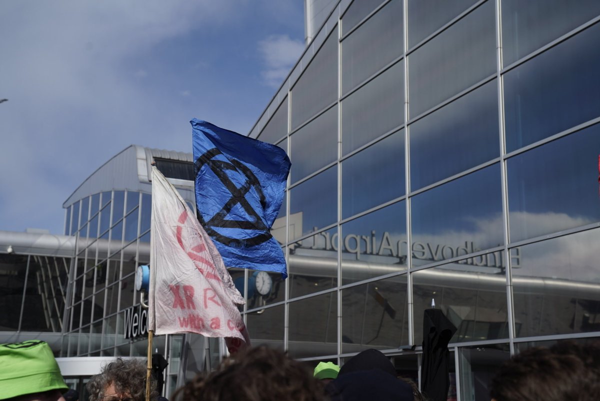 NLRebellion's tweet photo. Eindhoven Airport doe wat nodig is: stop met privéjets en halveer het aantal vluchten! Vandaag protesteren wij opnieuw op vliegveld Eindhoven. #StopPrivateJets https://t.co/JryR2Ae8hI