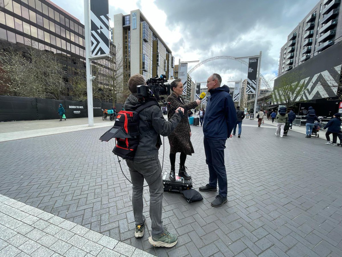 The reality of tv 📦. And interviewing @bbcjohnmurray when you’re short! 😂 (and having @GaryFlintoff on hand to capture it of course!)