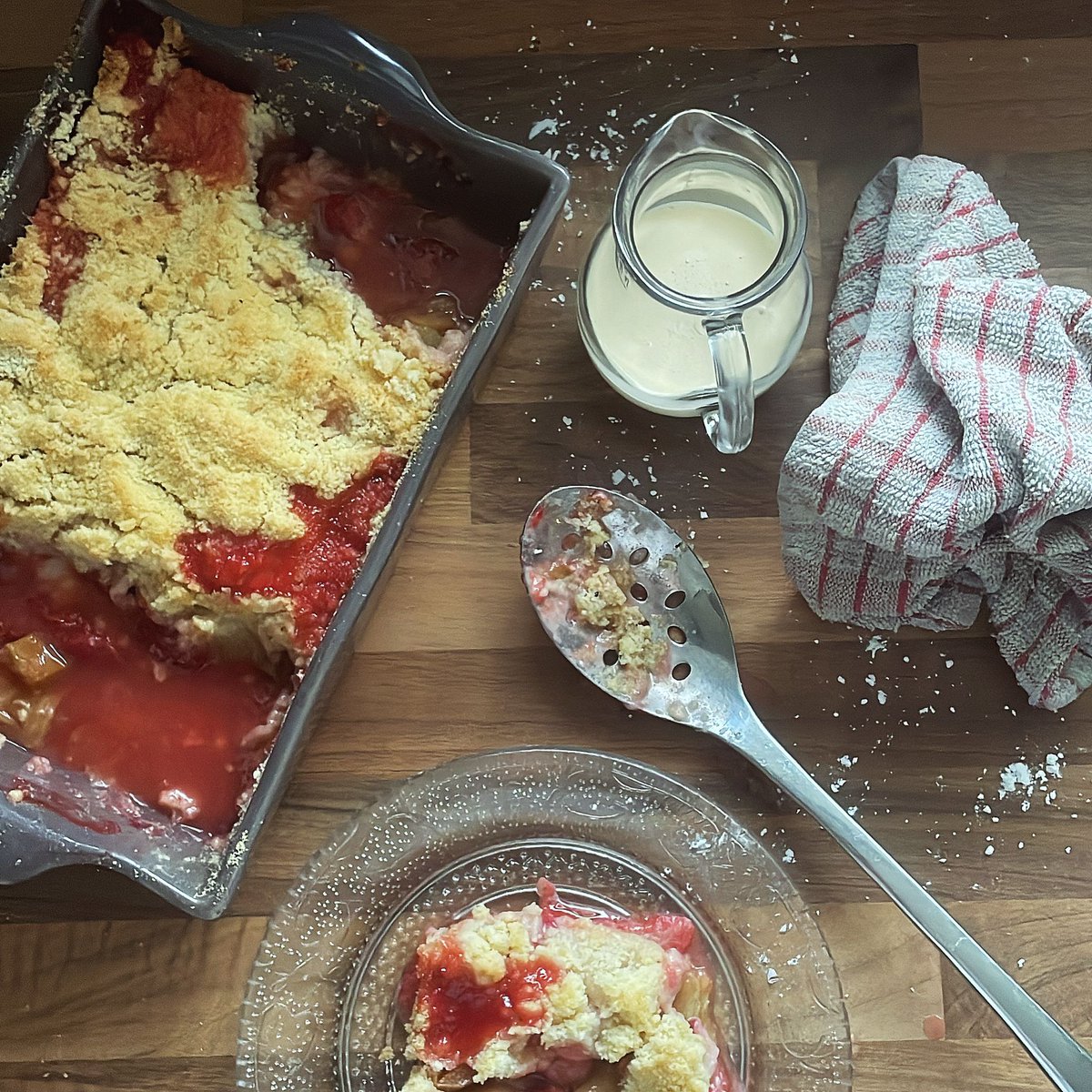 Hey there foodies! Guess what's in season right now? Rhubarb! From rhubarb and custard to rhubarb gin and rhubarb crumble😋 It’s the season! Check out this delicious rhubarb crumble shared by Emily Ashworth, made with fresh rhubarb from the garden!🌱 #FarmingCAN #SeasonalFood
