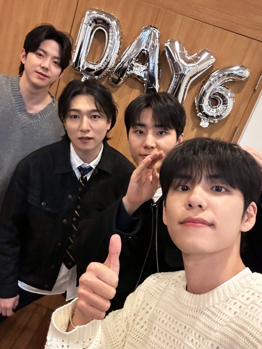 [ #DAY6_BEHIND ]

My Day 알고리즘에
잘 될 사람 등장💚

함께라서 마냥 좋은
그런 날이었어요🍀

#DAY6 #데이식스
#Fourever
#Welcome_to_the_Show