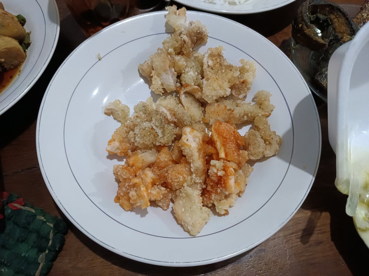 adq's tweet photo. Bukber di ultah abang Fareijn di rumah, hasil berburu tajil di South Thorn Hill - Tebet, Wongton, Pancong lumer, Gohyong, Chicken Steak bonus Mini Kebab, Soufle Green Tea n Cheese, Chic Lin, Milk Shake Duren https://t.co/XR2jujfoXs